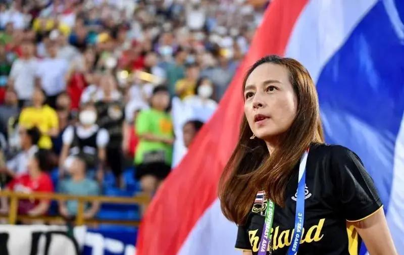 包含国际足坛女运动员在对决中展现出色风采的词条
